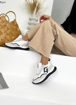 Стильні зимові кросівки біло-сірого кольору, утеплені кросівки на шнурівці