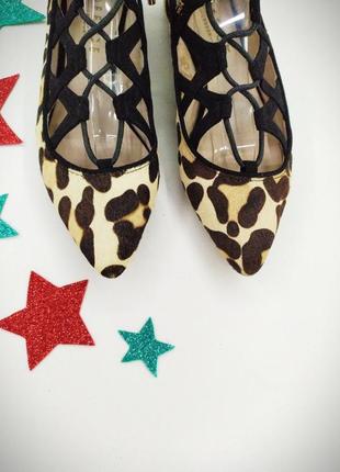 Шкіряні туфельки на шнуравке в оригінальний леопардовий принт3 фото