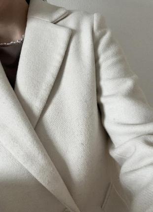 Теплое белое пальто4 фото