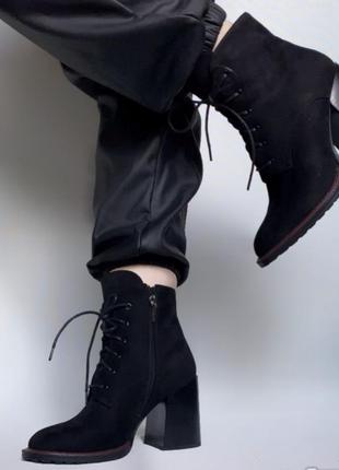 Черные замшевые утепленные ботинки на каблуке.