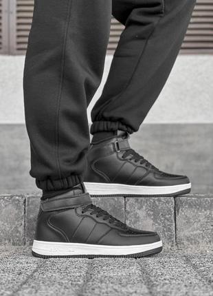 Стильные зимние мужские черные высокие кроссовки на белой подошве, эко-мех + экокожа, обувь на зиму