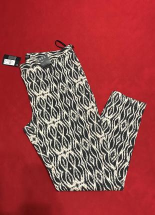 Зауженные брючки в геометричный принт