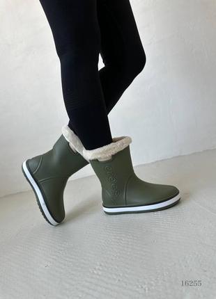 Жіночі чоботи croc з хутром хакі8 фото