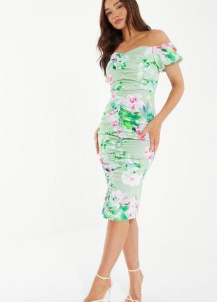 Светло-зеленое платье с открытыми плечами и цветочным принтом, драпировка2 фото