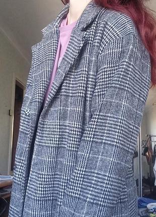 Класическое пальто с английским воротом 
шерсть 50%
тёплая подкладка вельбо ( на плопковой основе)
состояние отличное 
размер м
очень тёплое2 фото