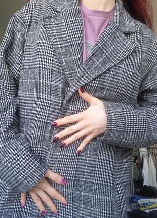 Класическое пальто с английским воротом 
шерсть 50%
тёплая подкладка вельбо ( на плопковой основе)
состояние отличное 
размер м
очень тёплое3 фото