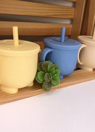 Поильники, нагрудники (слюнявчики), тарелки, силиконовая посуда.