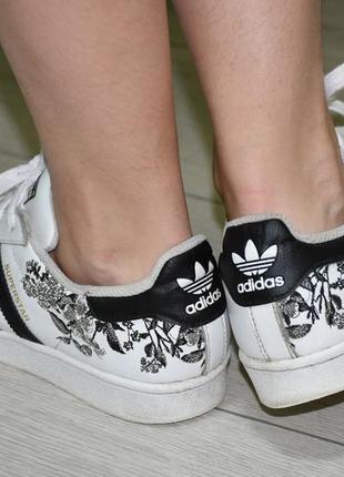 Кроссовки кеды adidas superstar flower embroidery (cg6407) оригинал 38  размер адидас — ціна 1100 грн у каталозі Кросівки ✓ Купити жіночі речі за  доступною ціною на Шафі | Україна #33768834