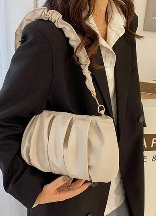 Кремовая женская сумка багет гармоника4 фото