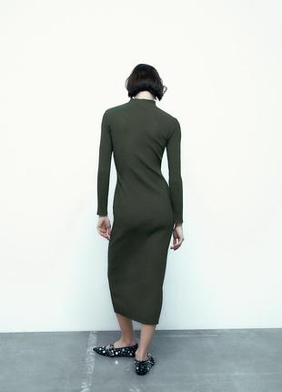 Трендовое платье миди в рубчик с вырезом от zara, размер xs-s