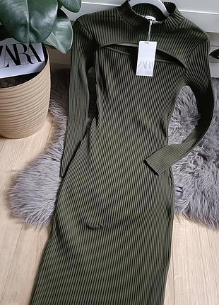 Трендовое платье миди в рубчик с вырезом от zara, размер xs-s