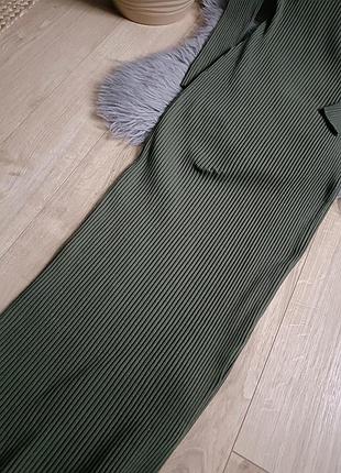 Трендовое платье миди в рубчик с вырезом от zara, размер xs-s