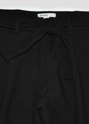 Базовые черные брюки с защипами и поясом завязкой италия3 фото
