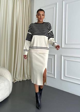 Стильний жіночий костюм зі спідницею білого кольору, в'язаний жіночий костюм у смужку: спідниця міді та кофта