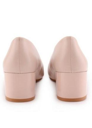 Стильные бежевые туфли на широком удобном каблуке модные красивые классические6 фото