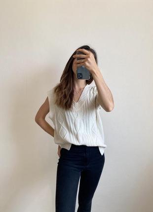 Актуальна базова бежева жилетка з v-вирізом в коси shein