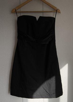 Черное короткое платье с открытыми плечами1 фото