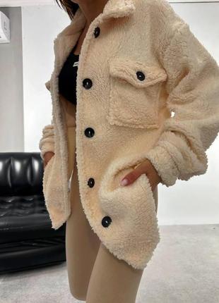 Затишна м'яка об'ємна жіноча кофта тедді хутряна сорочка на ґудзиках куртка баранчик оверсайз 42-467 фото