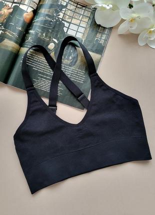 Черный спортивный топ в рубчик