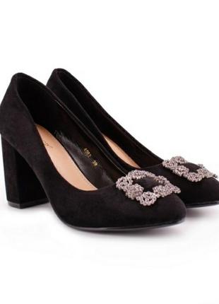 Стильні чорні замшеві туфлі на товстій підошві з брошкою красиві модні