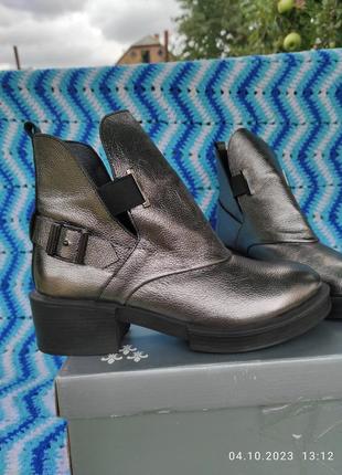 Новые кожаные ботинки