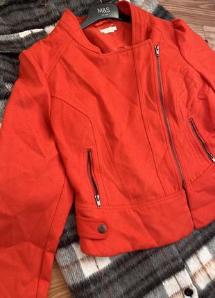 Яскрава помаранчева куртка косуха6 фото