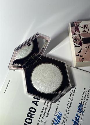 Білий сяючий компактний люмінайзер хайлайтер шиммер фенті highlighter fenty beauty by rihanna diamond bomb all-over diamond veil how many carats?
