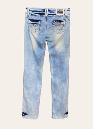 Прямые брюки с потертостями, джинсы с металлическими украшениями и стразами, брюки с низкой посадкой6 фото