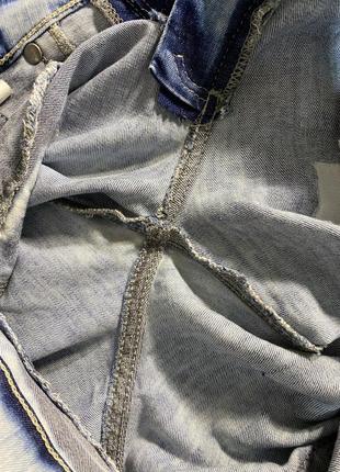Прямые брюки с потертостями, джинсы с металлическими украшениями и стразами, брюки с низкой посадкой9 фото