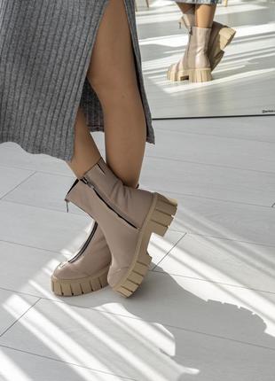 Женские кожаные демисезонные ботинки бежевого цвета3 фото