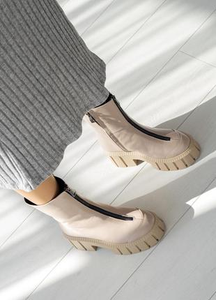 Женские кожаные демисезонные ботинки бежевого цвета4 фото