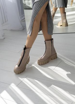 Женские кожаные демисезонные ботинки бежевого цвета7 фото