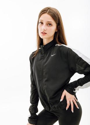 Женская куртка nike w nk swsh run jkt  черный xs (7ddx1037-010 xs)1 фото