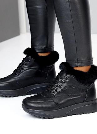 Стильні зимові шкіряні кросівки чорного кольору, утеплені кросівки на шнурівці