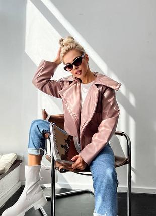 Стильная укороченная курточка из эко-кожи