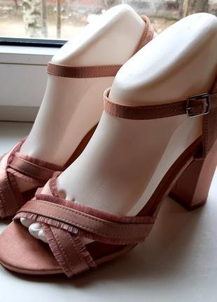 Стильні атласні босоніжки мерехтливої кольору papaya.