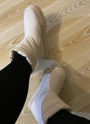 Новые светлые дутые модные ботинки- сапожки полностью утеплённые 40-40,5 р2 фото