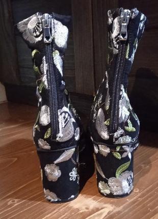 Шикарные сапоги, ботиночки на каблуке в цветочный принт2 фото