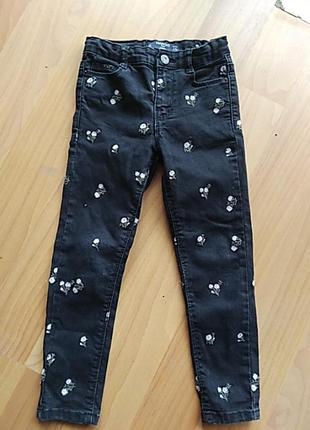 Стильные джинсы от манго.цветки будто вручную вышиты