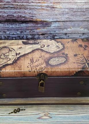 Большой деревянный пиратский сундук