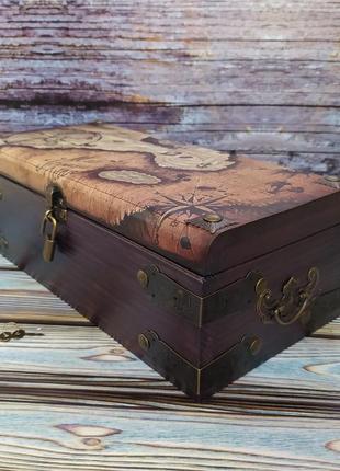 Большой деревянный пиратский сундук