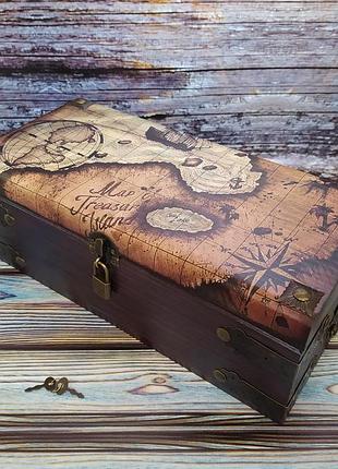 Большой деревянный пиратский сундук