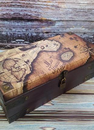 Большой деревянный пиратский сундук