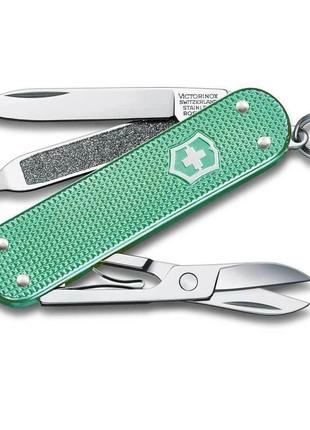 Ніж-брелок victorinox classic sd 58 мм, 5 функцій, зелений (0.6221.221g)