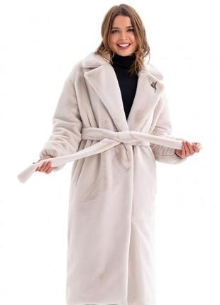 Шуба жіноча утеплена довга, дизайнерська брендова, з поясом, з прикрасою брошка, молочна3 фото