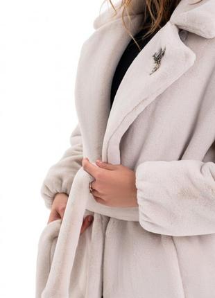 Шуба жіноча утеплена довга, дизайнерська брендова, з поясом, з прикрасою брошка, молочна5 фото