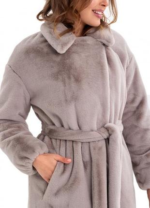 Шуба женская утепленная длинная, дизайнерская брендовая, с поясом, с украшением брошь, бежевая8 фото