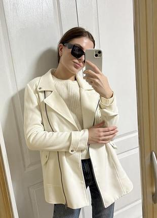 Біле пальто