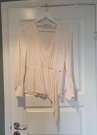 Молочная брендовая блуза с баской блуза из вискозы pedro del hierro блуза экрю шёлковая блуза в горох атласная блузка4 фото
