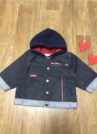 Стильна джинсова куртка з капюшоном